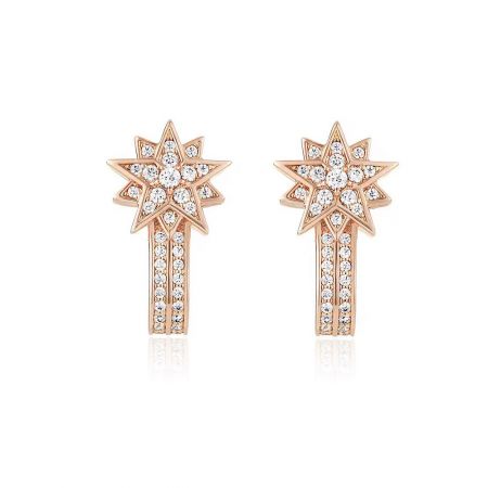 Orecchini a Lunga Caduta Starburst - Un primo piano degli Orecchini a Lunga Caduta Starburst in oro rosa, che mostrano il complesso design a stella impreziosito da brillanti diamanti in zirconia cubica.