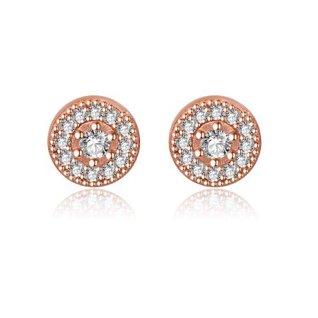 Boucles d'oreilles rondes scintillantes en or rose. - Un gros plan des boucles d'oreilles rondes scintillantes en or rose, mettant en avant le design complexe à double cercle pavé de brillants pierres de zircon cubique blanches sur un fond blanc.