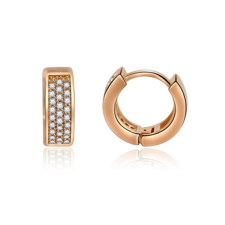 Vista laterale e frontale dell'orecchino huggie in oro rosa con pavé, che mostra il retro a scatto e la montatura a pavé.