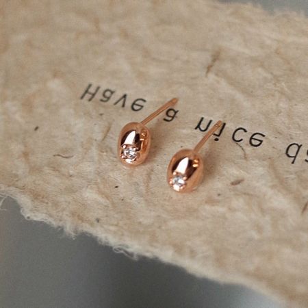 Orecchini a perno a forma di fagiolo in zirconia cubica placcati oro in argento sterling 925. - Un paio di orecchini a perno a forma di fagiolo in argento sterling 925 placcati oro con zirconia cubica, esposti su uno sfondo neutro.