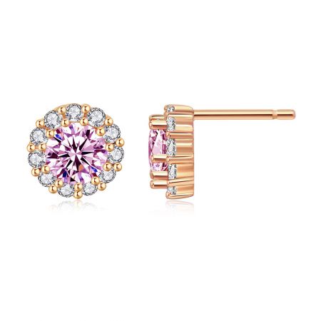 Prise de vue détaillée des boucles d'oreilles en zirconium plaqué or rose, affichant le sertissage complexe et l'éclat des pierres précieuses.