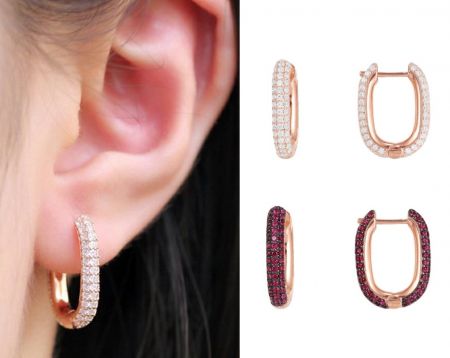 Una vista laterale dettagliata degli Orecchini Huggie Sparkling, che mostra la disposizione delle pietre in zirconia cubica bianca e il meccanismo di chiusura a perno.