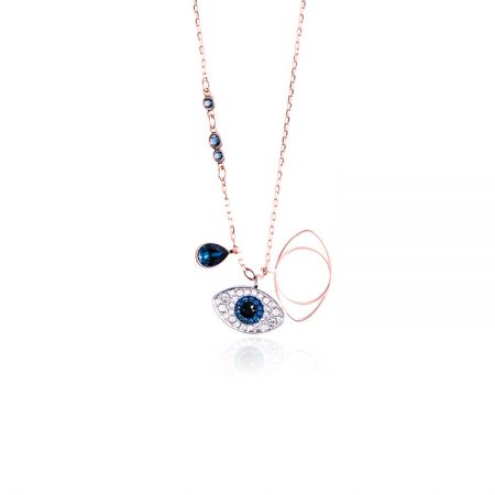 Colgante del Ojo Maligno - Primer plano del colgante del Ojo Maligno JRN-026 en oro rosa, mostrando las intrincadas piedras azules y claras en una delicada cadena.