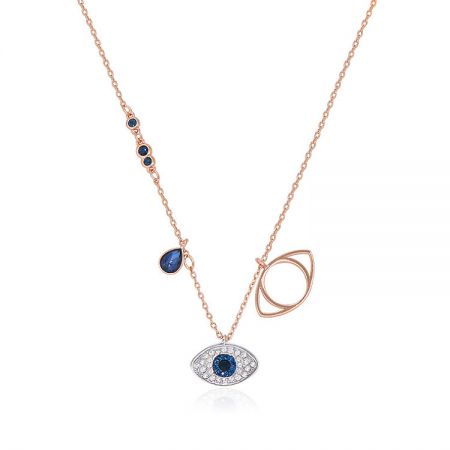 Visão detalhada do pingente Olho Grego com seu design de círculo abstrato e acentos de pedra azul na corrente de ouro rosa.