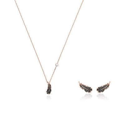 Conjunto de joyería de pluma de oro rosa que incluye un collar y pendientes con piedras negras, ofreciendo una alternativa sofisticada.