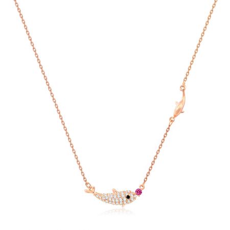 Volledig zicht op de roségouden dolfijnenketting met een kristalversierde hanger op een witte achtergrond.