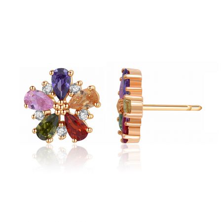 Boucle d'oreille en forme de fleur multicolore en or rose - Gros plan de la boucle d'oreille en forme de fleur multicolore en or rose, mettant en avant son design floral complexe avec des pierres en zircon cubique vibrantes et multicolores.