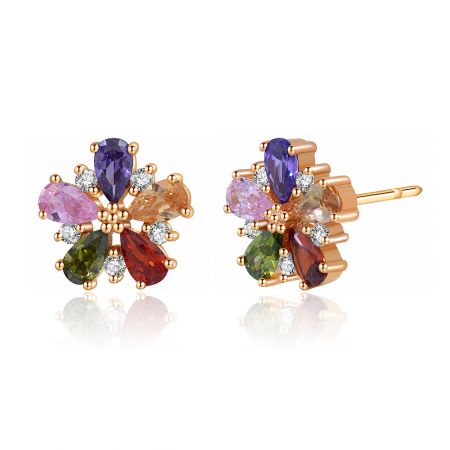 Vue de dessus de la boucle d'oreille en forme de fleur en or rose mettant en valeur les pierres précieuses multicolores étincelantes.