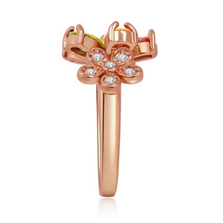 Vista detallada de la banda del anillo de flor en oro rosa, mostrando el pequeño detalle de flor con diamantes.