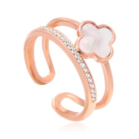 Vue latérale de la bague en coquille MOP en forme de trèfle à quatre feuilles mettant en valeur le bandeau incrusté de diamants.