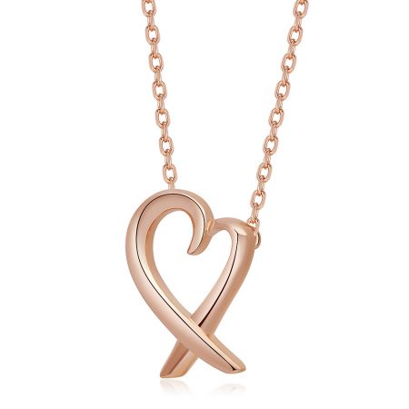 O pingente de coração em ouro rosa mostrado de um ângulo diferente, destacando seu design único em 'X'.