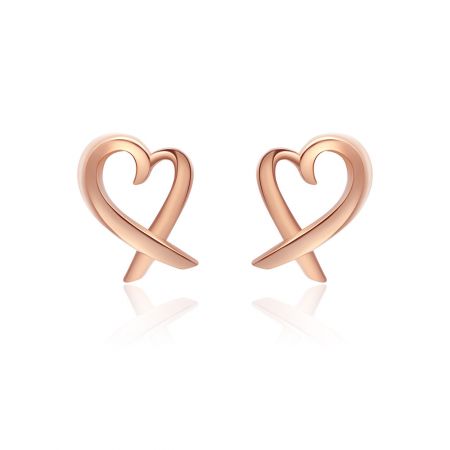 Boucles d'oreilles à clou "Ouvrez vos cœurs" en or rose. - Une paire de boucles d'oreilles à clou "Ouvrez vos cœurs" en or rose, présentant un design minimaliste en forme de cœur avec une finition polie, sur un fond blanc.
