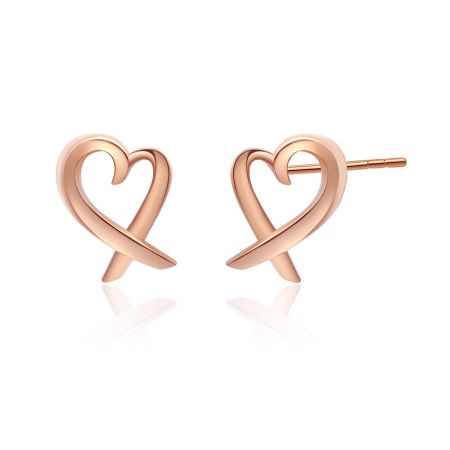 Détail en gros plan du design de boucle entrelacée sur les boucles d'oreilles à clou "Ouvrez vos cœurs" en or rose.