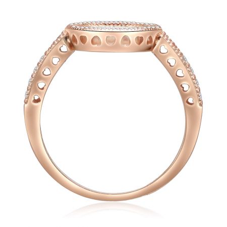 Närbild av Rose Gold Hearts of Halo Ring, som visar de delikata hjärtutskärningarna och de glittrande kubiska zirkonstenarna.