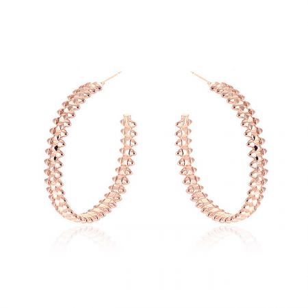 Aretes de aro texturizados grandes de 40MM - Un primer plano de los aretes de aro texturizados grandes de 40MM en oro rosa, destacando la intrincada textura de eslabones de cadena y el acabado pulido.