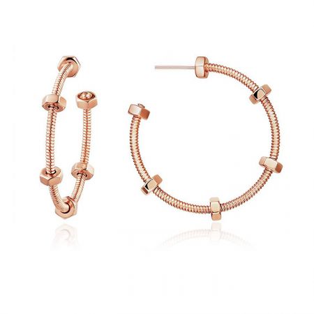 Pendientes de aro geométricos modernos - Un par de pendientes de aro geométricos modernos en oro rosa con un diseño de tubo enrollado único, exhibidos sobre un fondo blanco.