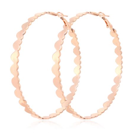 Aretes de aro Endless Love - Un par de aretes de aro Endless Love en oro rosa, que muestran su diseño único retorcido y ondulado sobre un fondo blanco limpio.