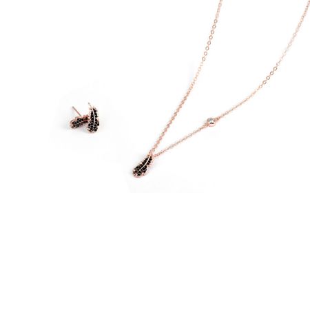 Conjunto de joyería de hoja de oro rosa con piedras negras, que incluye un collar y pendientes a juego para un look cohesivo.
