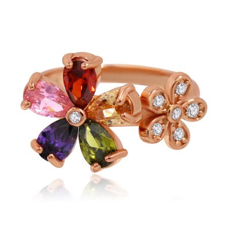 Anillo de banda de doble flor con zirconia cúbica multicolor. - Un primer plano del anillo de banda de doble flor con zirconia cúbica multicolor, mostrando su intrincado diseño chapado en oro rosa con pétalos de piedras preciosas vibrantes y multicolores.