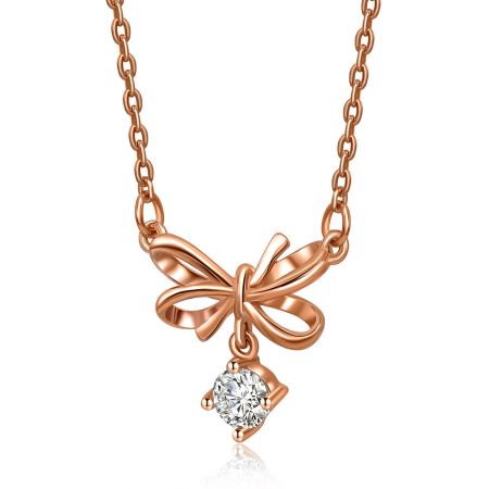 Nahaufnahme des roségoldenen Bow-Pendels mit funkelndem Zirkonia-Stein.