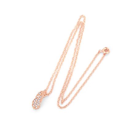 Collar de oro rosa con colgante de diamante/zircón cúbico, una combinación perfecta para los pendientes de pluma.