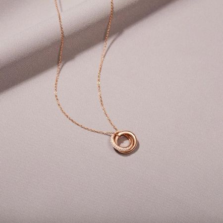 Versión romántica en oro rosa del collar doble de zircon Eternal Circles, destacando su tono cálido.