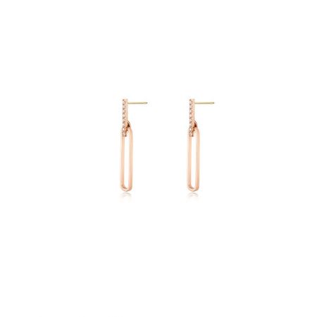 Gros plan sur les boucles d'oreilles en trombone en or rose mettant en valeur le détail de la chaîne complexe.