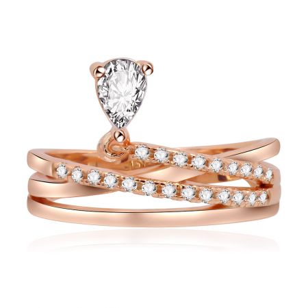Druppel Trouwring - Een close-up van de Druppel Trouwring, met de schitterende peervormige cubic zirconia steen en het ingewikkelde, rosegouden, met elkaar verweven bandontwerp.