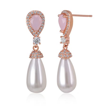 Vue détaillée de la boucle d'oreille en perle rose dorée mettant en valeur le sertissage complexe avec des pierres roses et blanches.