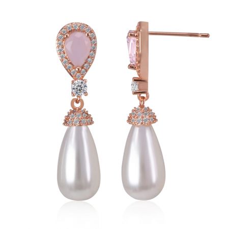 Profil latéral de la boucle d'oreille Dangle With Delight In Pink, mettant en avant la perle en forme de goutte et la finition en or rose.