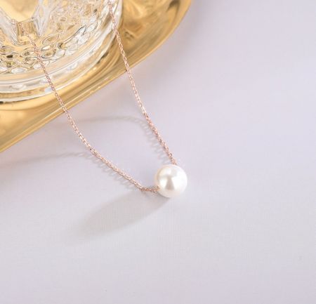 Close-up of the rose gold plated 925 sterling silver shell pearl necklace.