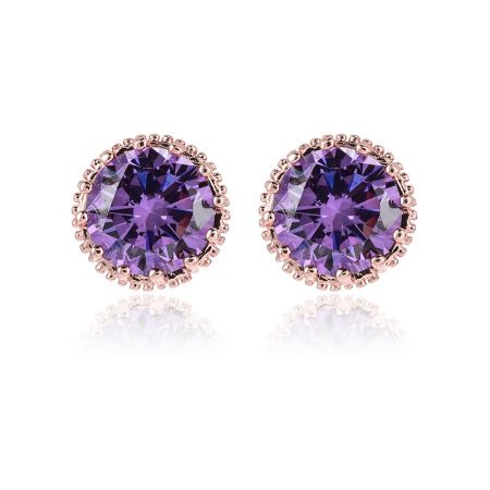 Boucles d'oreilles à clou en couronne en or rose en gros - Une paire de boucles d'oreilles à clou en couronne en or rose, avec une pierre précieuse en zircon cubique violet rond étincelant sertie dans une couronne élégante.