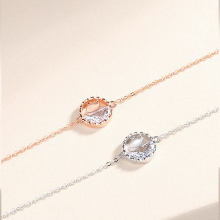 925 Sterling Zilveren Kleine Walvis Bedelarmband - Een paar 925 sterling zilveren bedelarmbanden, één in zilver en één in roségoud, die de beschikbare kleur opties voor de walvis bedelarmband set tonen.