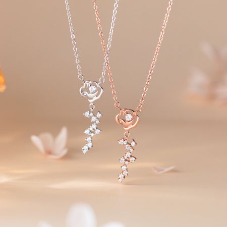 Collar Elegante de Rosa de Plata Esterlina 925 - Un conjunto de elegantes collares de plata esterlina 925 con delicados colgantes de rosa inspirados en flores, que muestran una fina artesanía.