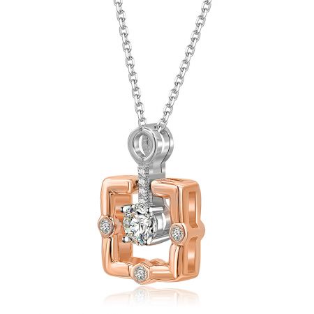 Prise de vue en angle du collier pendentif en or rose et argent, mettant en valeur son design géométrique et son éclat.