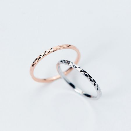 Set di 5 anelli impilabili in argento sterling 925 per donne - Un primo piano del set di anelli impilabili in argento sterling 925, che mostra la texture dettagliata sia sugli anelli in argento che su quelli in oro rosa.