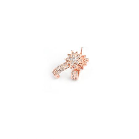 Une seule boucle d'oreille en or rose en forme d'étoile, mettant en avant son artisanat détaillé et son éclat.