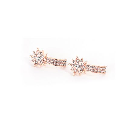 Un autre angle des boucles d'oreilles en forme d'étoile, montrant l'éclat des pierres précieuses transparentes.