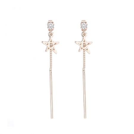 Orecchini pendenti con catena a stella - Primo piano degli orecchini Star Chain Dangle Line in oro rosa, con una forma a stella, delicati frange e orecchini con zirconi cubic.