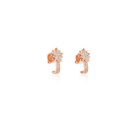 Vue latérale des boucles d'oreilles en or rose en forme d'étoile mettant en valeur les accents en diamant.