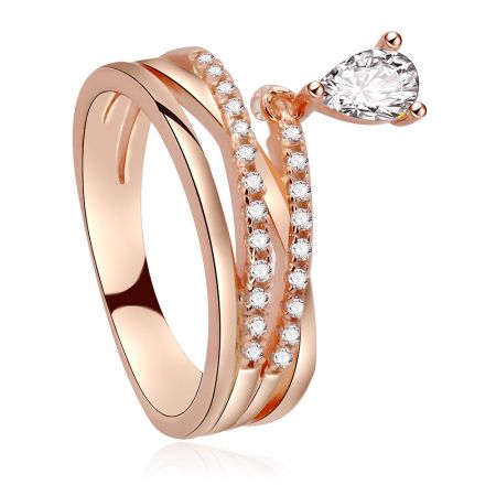 Vista dettagliata dell'anello a goccia in oro rosa, che mostra il luccichio delle pietre in zirconia cubica da un'angolazione diversa.