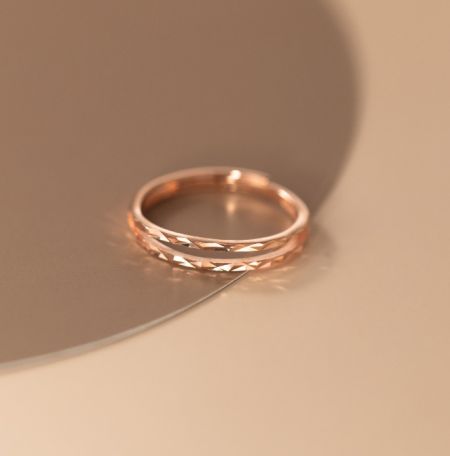 Vue en gros plan de l'anneau simple facetté en argent sterling 925 avec finition or rose.