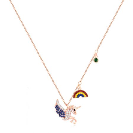 Collar de Unicornio Volador con Arcoíris - Una vista detallada del Collar de Unicornio Volador con Arcoíris, que muestra el colgante de unicornio chapado en oro rosa con un encantador arcoíris colorido y piedras de circonio cúbico brillantes.