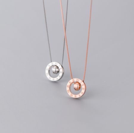 Colgante de números romanos en plata esterlina 925. - Un impresionante colgante de números romanos en plata esterlina 925, mostrado en acabados de plata pulida y elegante oro rosa, destacando su diseño versátil y atemporal.