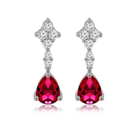 Boucles d'oreilles pendantes rouges en forme de poire - Une paire de boucles d'oreilles pendantes rouges en forme de poire avec des pierres en zircon cubique rouge en forme de goutte vibrante et des petites pierres rondes blanches, toutes serties dans un plaquage en rhodium de couleur argentée poli.
