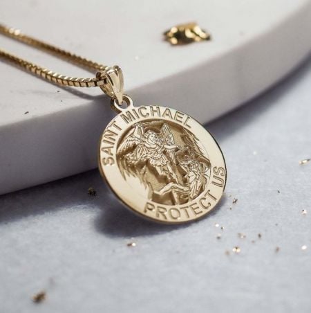 Aangepaste Saint Michael Bescherm Ons Hanger - Aangepaste Saint Michael Bescherm Ons hanger in een gepolijste gouden afwerking, die de aartsengel afbeeldt als een symbool van bescherming.