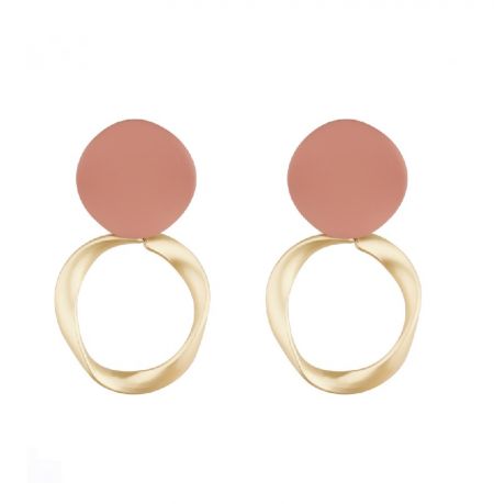 Boucles d'oreilles pendantes roses et dorées mates - Une paire de boucles d'oreilles pendantes roses et dorées mates (JRE-107) avec un design moderne, des cercles en époxy couleur saumon et de belles créoles dorées.