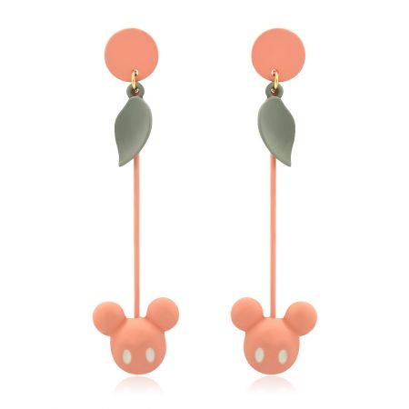 Fabricante de Pendientes Colgantes Rosa de Disney - Un par de pendientes colgantes inspirados en Disney que presentan un charm de cabeza de Mickey Mouse en color rosa salmón con acentos en verde oliva, fabricados en latón chapado en rodio.