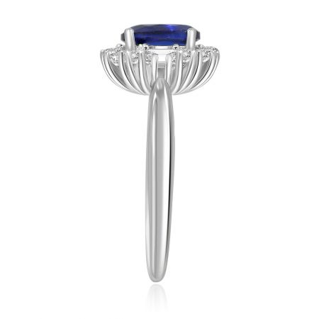 Draufsicht auf den Saphir- und Zirkonia-Ring, der das klassische Halo-Design und die tiefblaue Farbe des zentralen Steins betont.