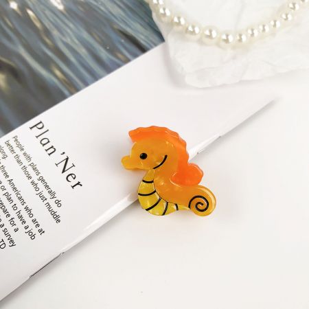 魅力的な黄色のタツノオトシゴ型ヘアクリップ。